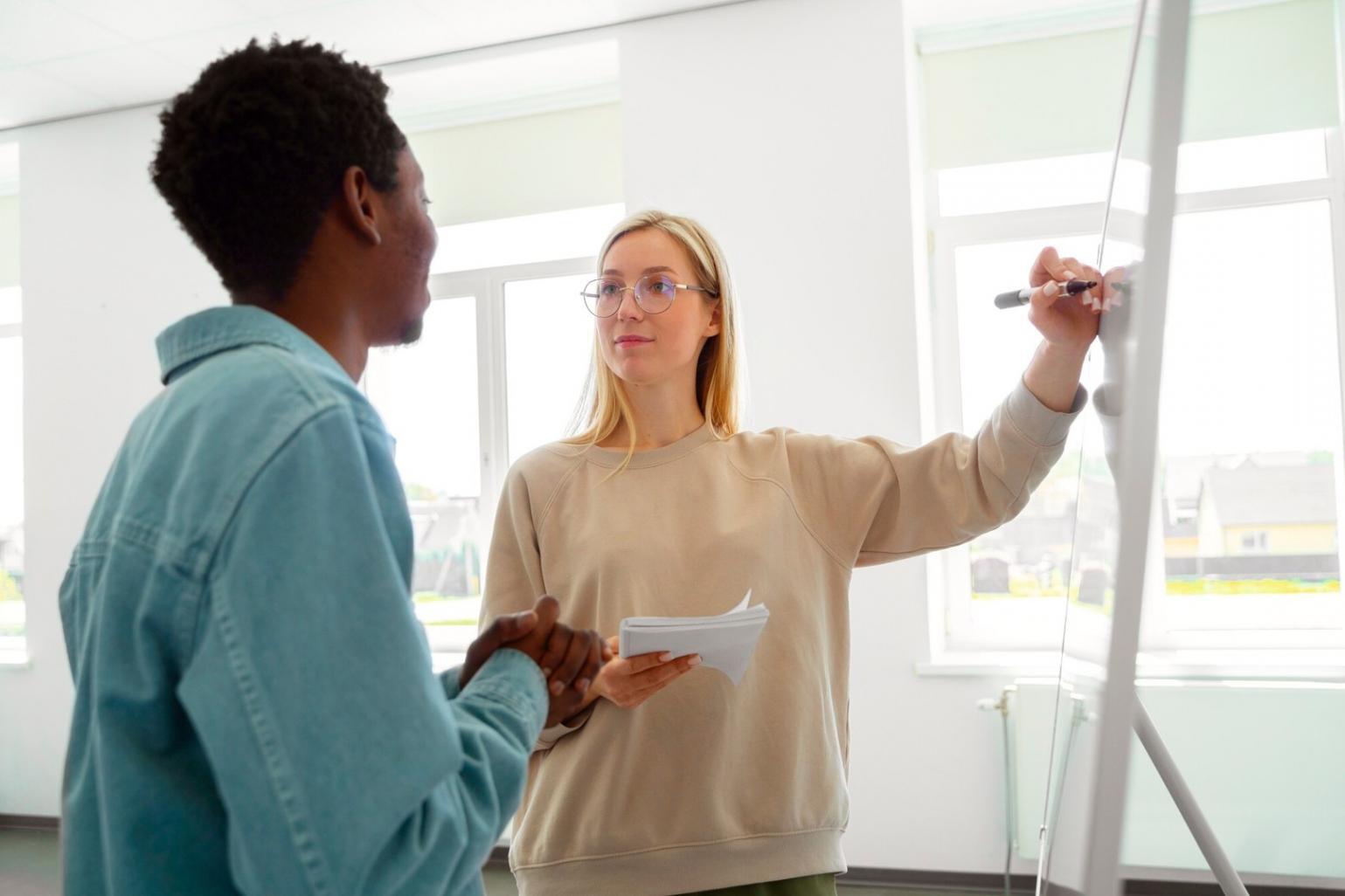 Consulente finanziario che spiega grafici e strategie di investimento